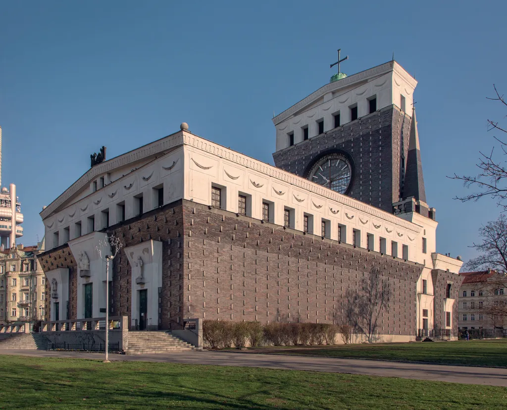 Kostel Nejsvětějšího Srdce Páně od Josipa Plečnika na náměstí Jiřího z Poděbrad v Praze 3 z let 1928–1932