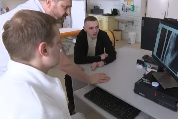 Lékaři z Brna pečují o zraněného vojáka z Ukrajiny, málem přišel o ruku