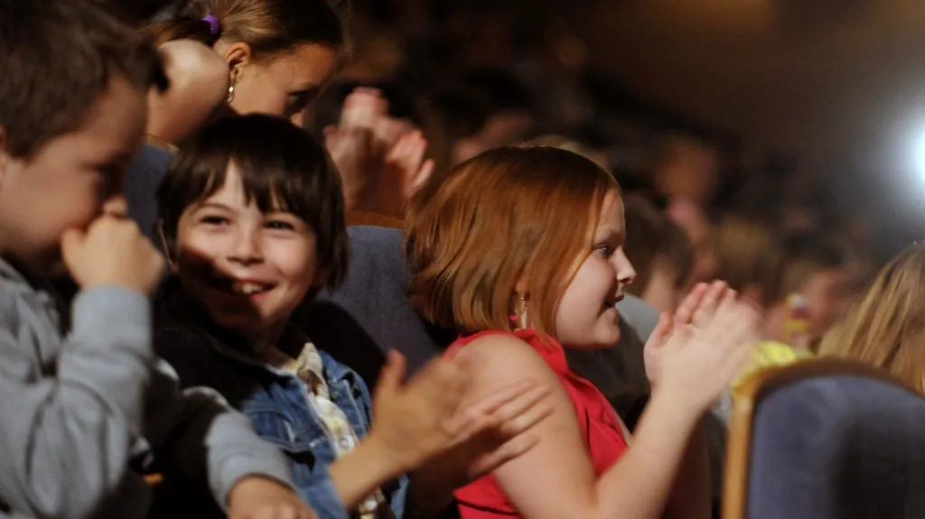 Děti čekají na spuštění první projekce Zlín Film Festivalu