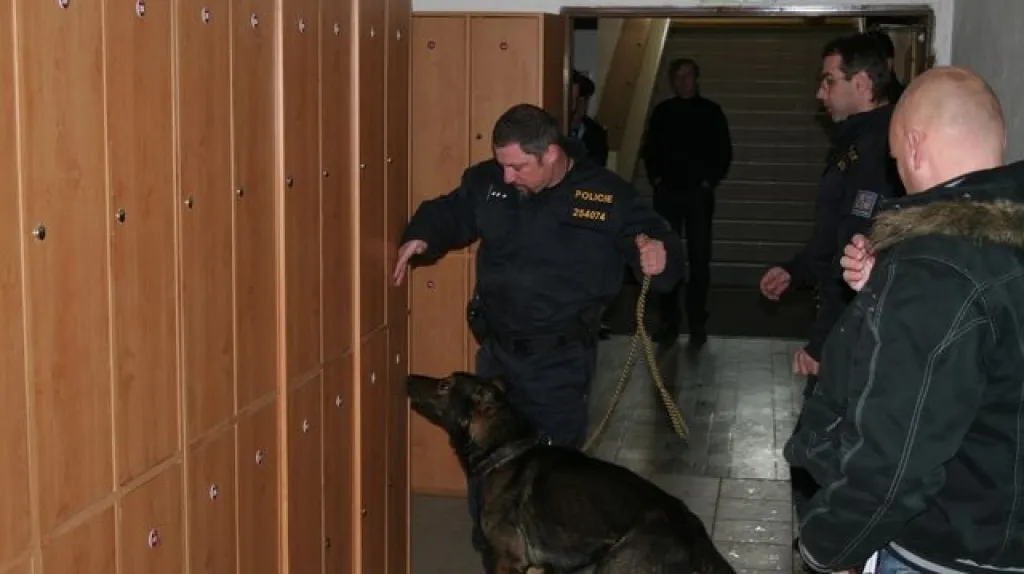 Výcvik služebních psů na školách