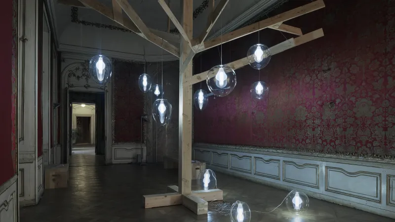 Strom života - instalace Evy Eisler a firmy Preciosa