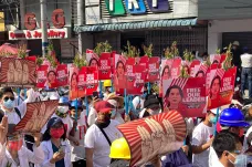Myanmarská opozice vyzvala ke generální stávce, v ulicích jsou statisíce lidí