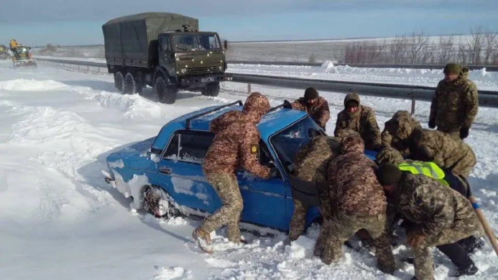Ukrajinští vojáci vyprošťují zapadlé auto v Oděské oblasti