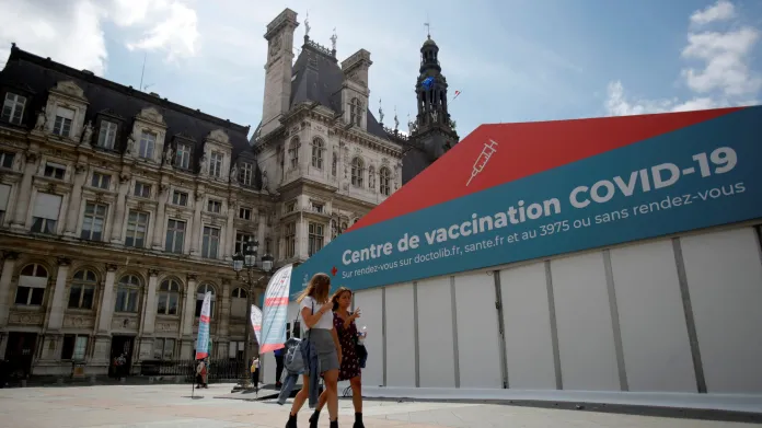 Očkovací místo před pařížskou radnicí