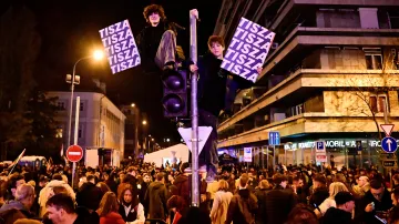 Přiznivci strany Tisza v ulicích Budapešti