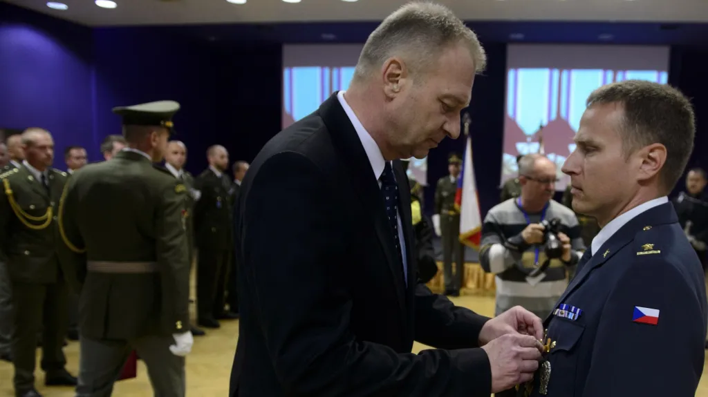 Ministr obrany Vlastimil Picek ocenil vojáky