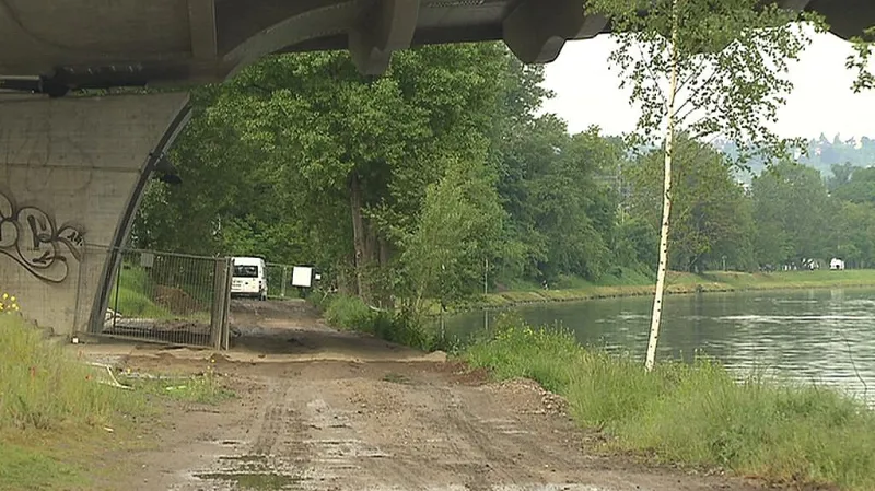 Levý břeh Vltavy u Trojského mostu