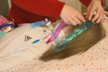 Dívka se spinální svalovou atrofií slaví osmnáctiny. Lékaři jí dávali dva roky života