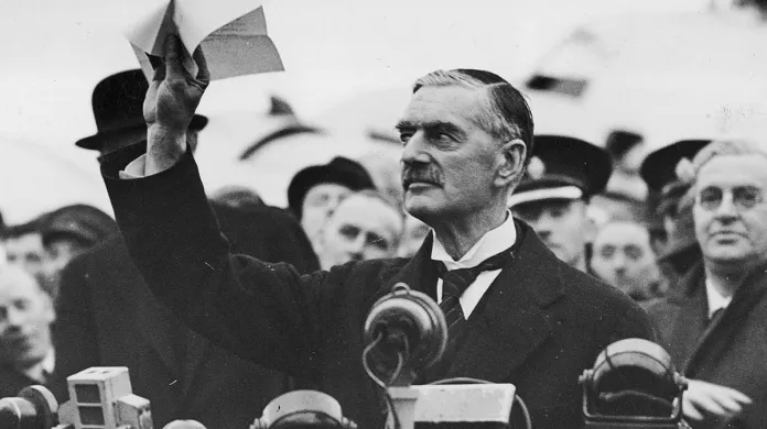 Britský premiér Chamberlain představuje výsledek mnichovské dohody, 30. září 1938