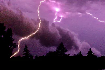 Bouřky ve středu zesílí, prudké budou hlavně na východě Česka