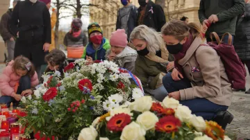 Pražský Albertov: V rouškách zavzpomínali na 17. listopad lidé na místě, odkud šel v roce 1989 průvod