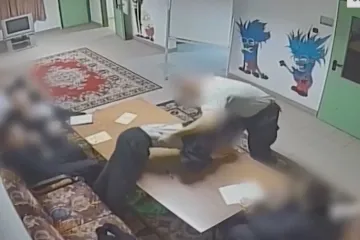 Ředitel diagnostického ústavu v Budapešti bil a kopal mladistvé