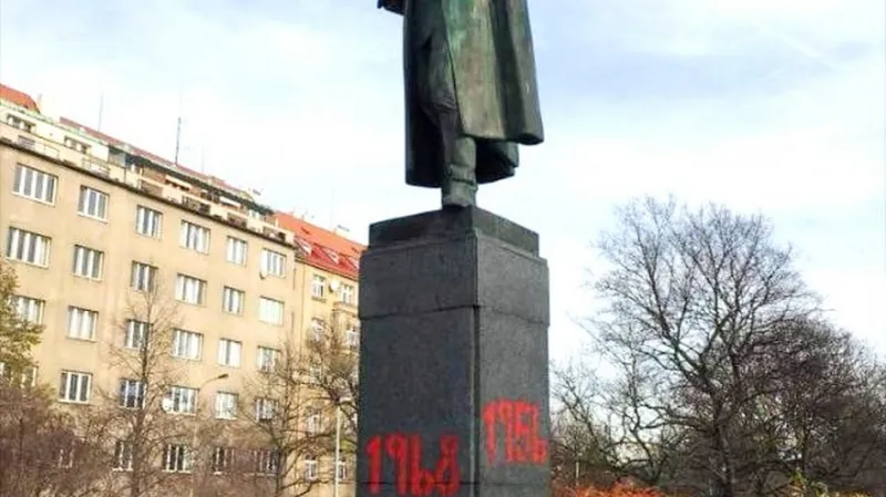 Na soše se objevila rudě nasprejovaná data