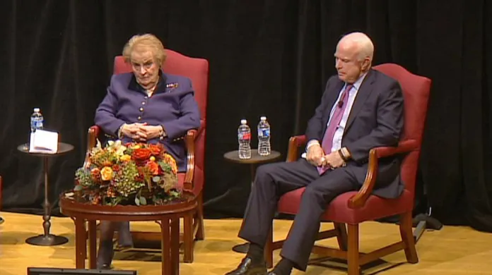 John McCain a Madeleine Albrightová při debatě o odkazu Václava Havla