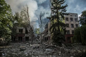 Ukrajina hlásí potopený ruský remorkér, těžké boje na východní frontě pokračují