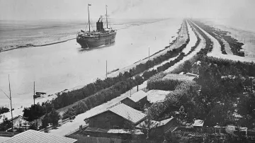 V roce 1911 začali kanálem projíždět první turisté. Snímek z roku 1912 ukazuje zřejmě loď  Cleveland, která tyto návštěvníky měla přes umělou úžinu vozit