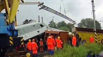 Odklízení trosek po vlakové nehodě