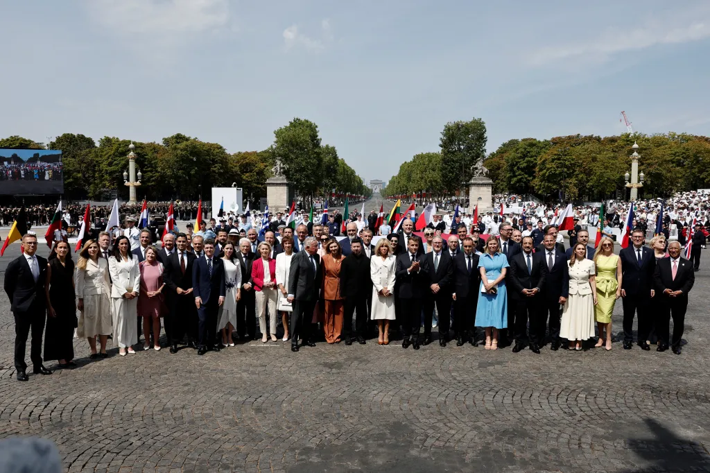 Francouzský prezident Emmanuel Macron, jeho manželka Brigitte Macronová, ukrajinský prezident Volodymyr Zelenskyj a jeho manželka Olena Zelenská, hlavy států koalice ochotných, předsedkyně Národního shromáždění Yael Braun-Pivetová a předseda Senátu Gerard Larcher
