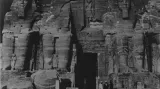 Chrám Abú Simbel před svým přemístěním (foto bylo pořízeno někdy v průběhu 20. let)