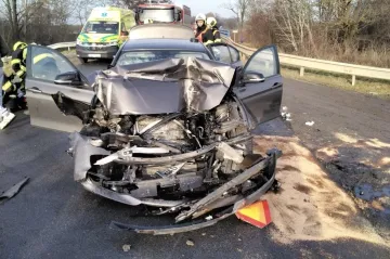 Na Prostějovsku se srazilo osobní auto a traktor s návěsem. Dvanáct lidí se zranilo 