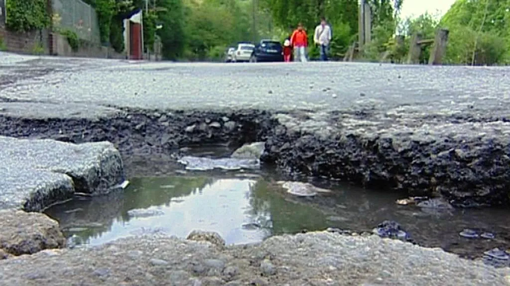 Poničená silnice