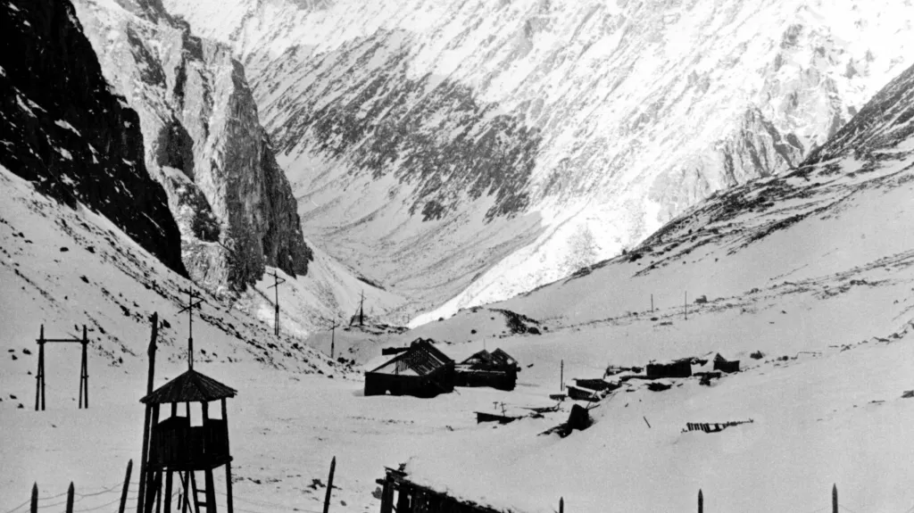 Zbytky pracovního tábora v Mramorové soutěsce v pohoří Kodar (Čitská oblast) v roce 1991