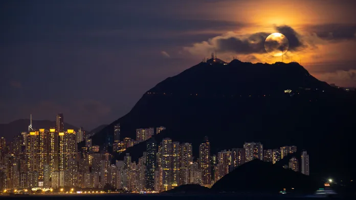 Východ Měsíce v Hongkongu