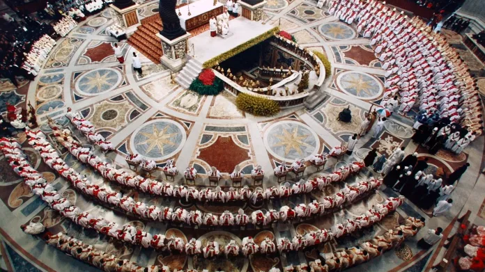 Biskupové sedí v kruzích kolem papeže v Bazilice svatého Petra během zvláštní synody pro Afriku v roce 1994. Synodou je označován zvláštní sněm, který řeší církevní záležitosti a jde o jedno z nejvýznamnějších církevních zasedání