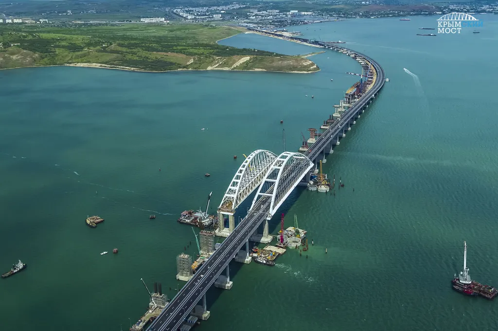 V květnu 2018 byl s velkou slávou otevřen most přes Kerčský průliv spojující anektovaný Krym s ruskou pevninou