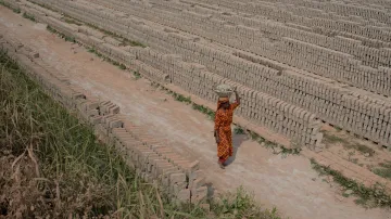Žena pracující na cihlové plantáži v Bangladéši