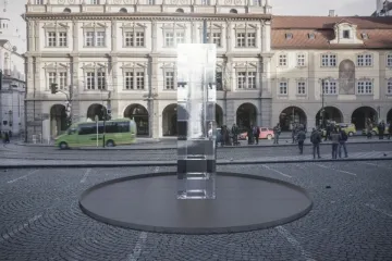 Malostranské náměstí zmrazí ledový kvádr umělců z AVU