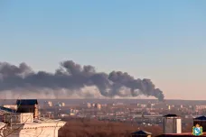 Na vojenském letišti u ruského Kursku hoří zásobník ropy, tamní úřady mluví o útoku dronu