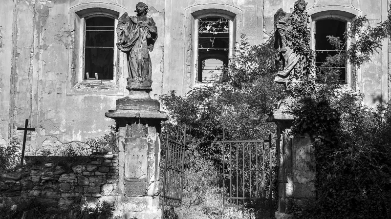 Sochy andělů střeží vstup ke kostelu