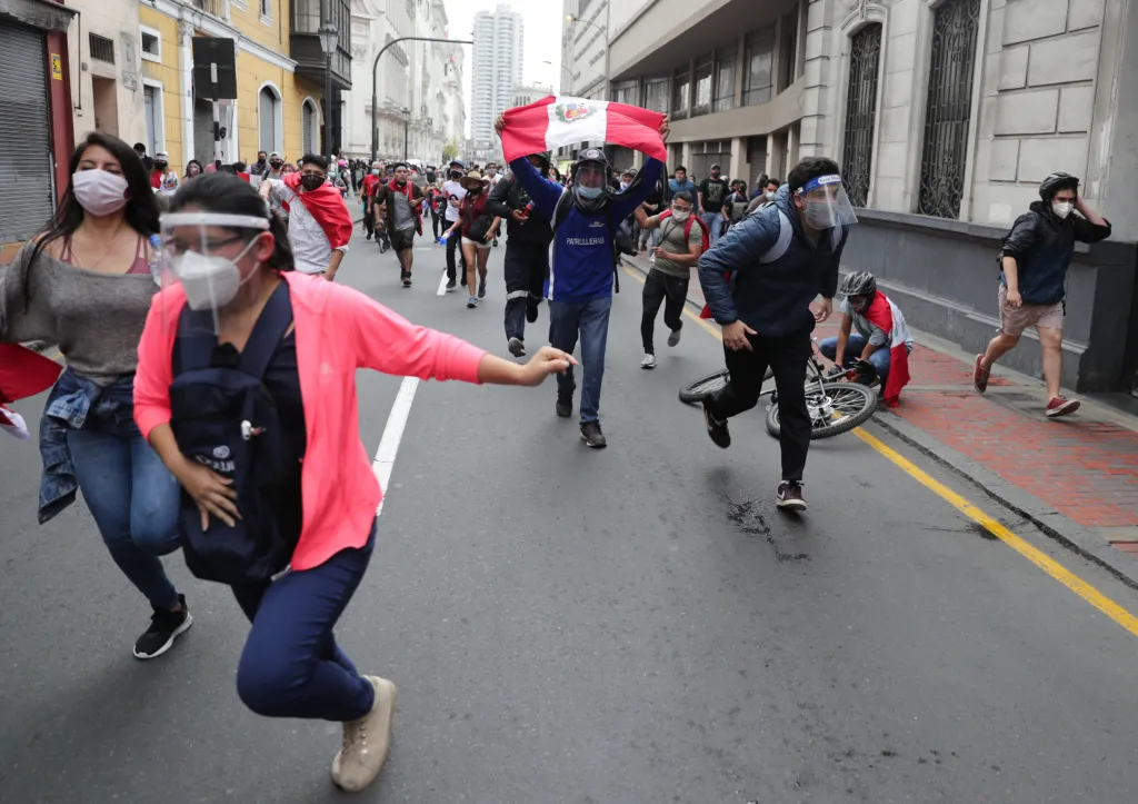 Peruánci vyšli odvolaného prezidenta, který se v zemi těšil velké popularitě, podpořit do ulic