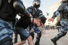 „Moskevský teror,“ píše o zásahu na demonstraci Novaja gazeta. Hromadné zatýkání odsoudila i česká diplomacie