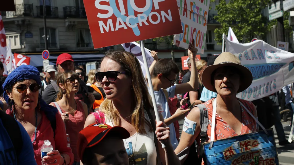Demonstrantky proti politice Emanuela Macrona