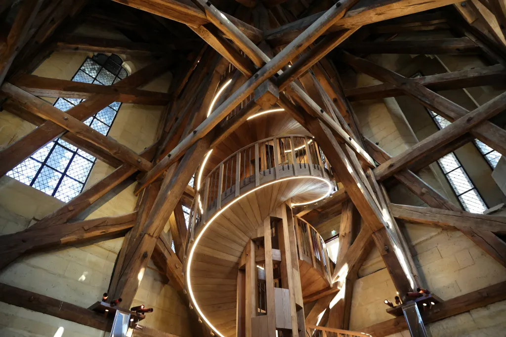 Při opravách po požáru, který v dubnu 2019 zachvátil katedrálu, restaurátoři a dělníci prohlídku věží zcela přepracovali