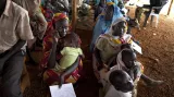 Súdánští uprchlíci čekají na léky v polní nemocnici Lékařů bez hranic