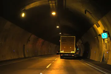 Požár na hodiny uzavřel oba tunely Panenská na D8. Teď se jezdí obousměrně jedním