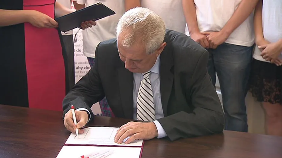 Zeman podepisuje petici za prokázání původu majetku