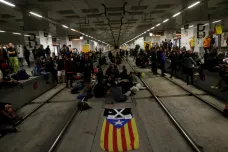 Katalánští separatisté si připomněli rok od referenda. Blokovali dálnici i vlaky