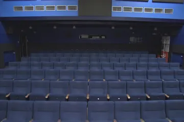 Do provozu kin i příprav festivalu se v Karlových Varech promítá nejistota