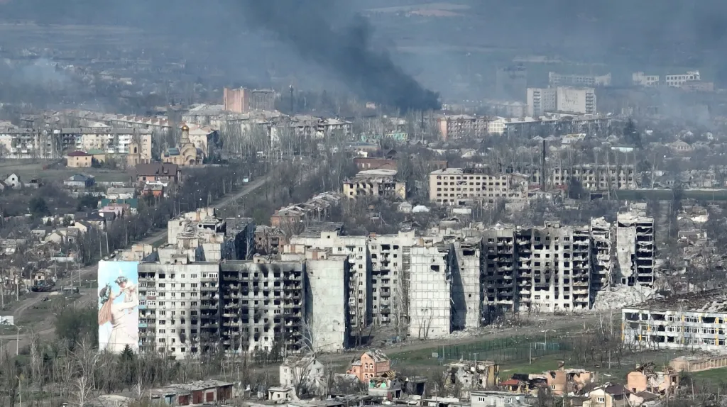 Dubnový záběr na zničené město (foceno 15. dubna 2023)