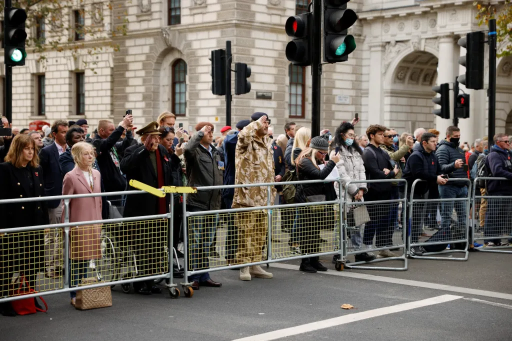 Na londýnský Whitehall dorazily vzdát hold veteránům stovky lidí. I přesto, že se ve Velké Británii žádné veřejné akce kvůli koronavirovým opatřením nekonají