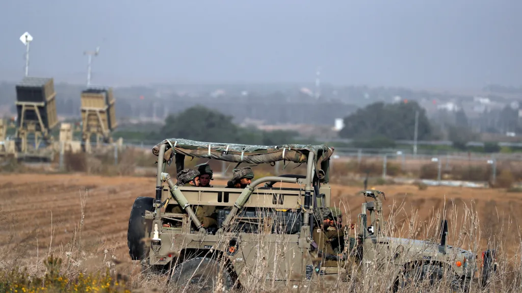 Izraelští vojáci nedaleko hranice s Pásmem Gazy