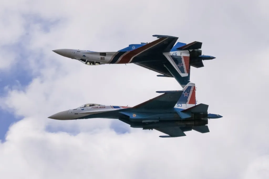 Během letecké show MAKS 2021 ve městě Žukovskij, nedaleko od Moskvy, předvedli piloti stíhacích letounů Suchoj Su-35S nebezpečný akrobatický prvek. Město Žukovskij je považováno za významné středisko ruského leteckého vývoje