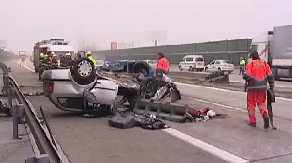 Převrácené auto po havárii na D1
