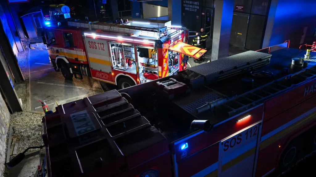 Zásah hasičů v místě požáru v Ružinově