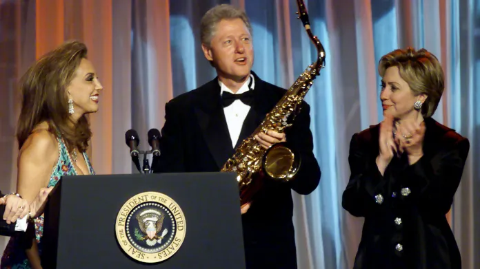 Clintonovi s manželkou Marca Riche na snímku z roku 2000