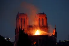 Čelní věže hořící katedrály Notre-Dame se podle hasičů podaří zachránit